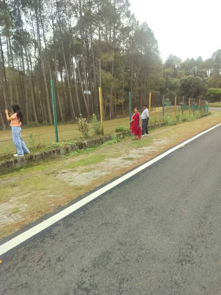 बचा लो रानीखेत को ! जाली के बाहर से गोल्फ ग्राउंड को झांकते पर्यटक और रानीखेत की बदहाली बयान करता लेख।