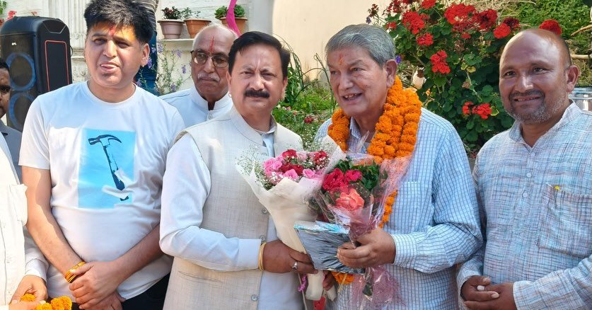 कांग्रेस कार्यकर्ताओं ने हर्षोउल्लास से मनाया हरीश रावत का जन्मदिन, रावत भी पहुंचे अपने गाँव मोहनरी।