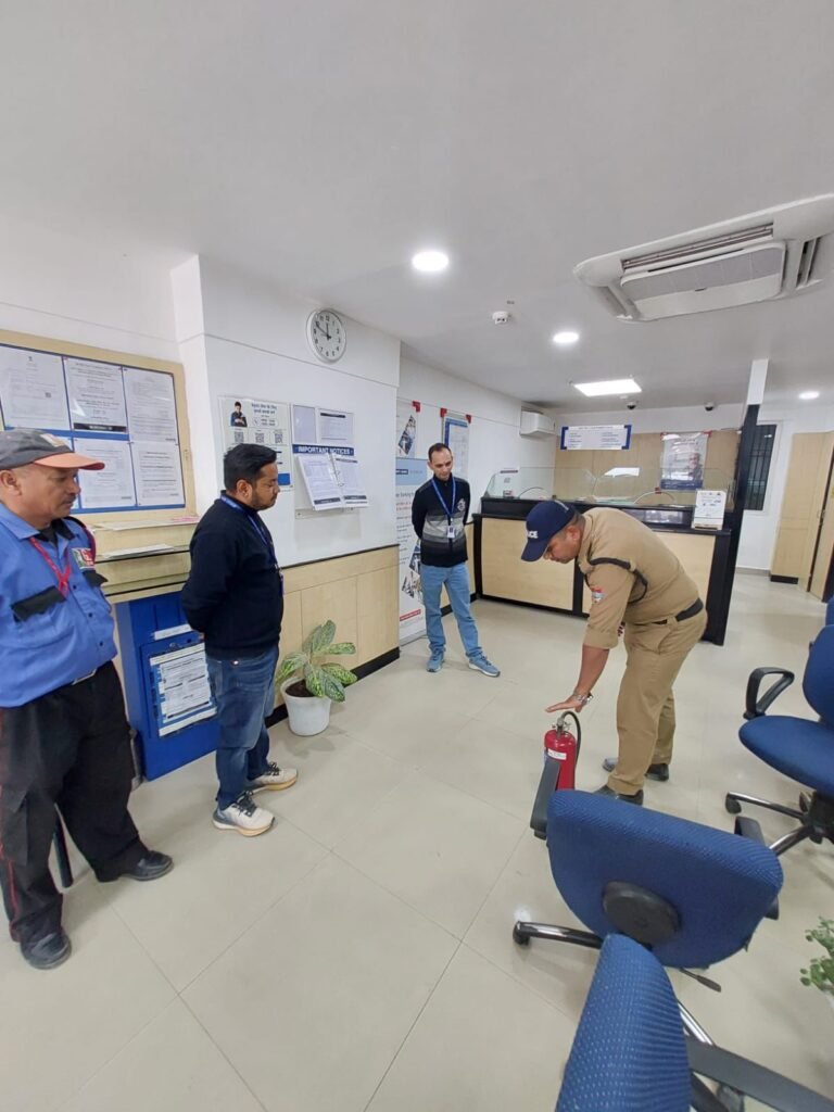 फायर स्टेशन रानीखेत ने अग्निशमन सेवा सप्ताह के तहत बैंकों में चलाया जागरूकता अभियान।