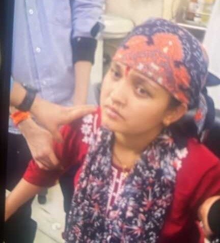 महिला की गोद से छिटककर ऑटो रिक्शा से बाहर गिरने से ढाई माह की मासूम की मौत, बच्ची को देख माँ भी हुई बेहोश।