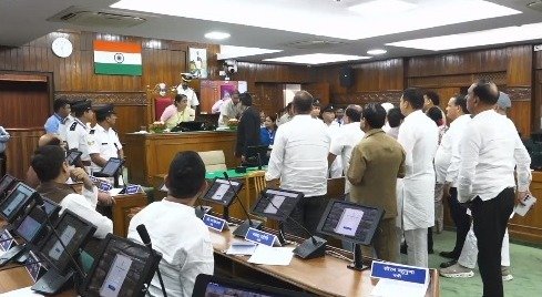 नारी शक्ति वंदन संशोधन विधेयक पर भारी विरोध के बीच उत्तराखंड विधानसभा से पास हुआ निंदा प्रस्ताव।