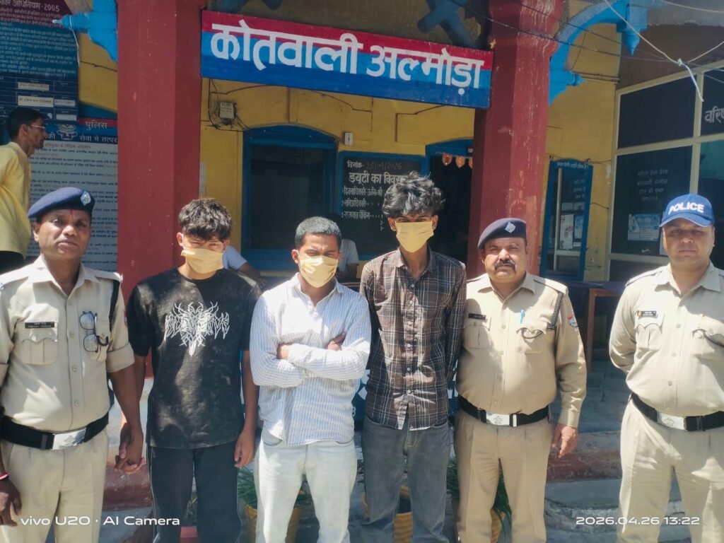 अल्मोड़ा में चेकिंग के दौरान 97,600 रुपये कीमत की 488 ग्राम चरस बरामद, तीन युवक गिरफ्तार।