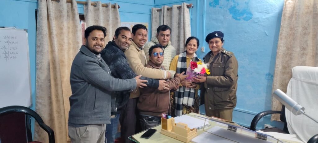 रानीखेत के व्यापार मंडल ने नई सीओ पुलिस का किया स्वागत, ट्रैफिक समस्याओं पर जताई चिंता।
