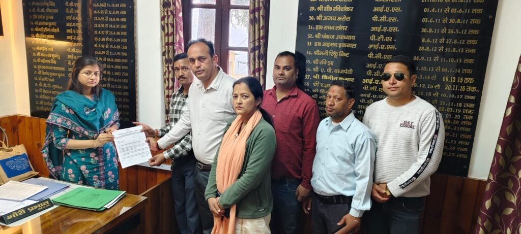 रानीखेत की बदहाल सडको को सुधारने के लिए कांग्रेस ने संयुक्त मजिस्ट्रेट को सौंपा ज्ञापन।