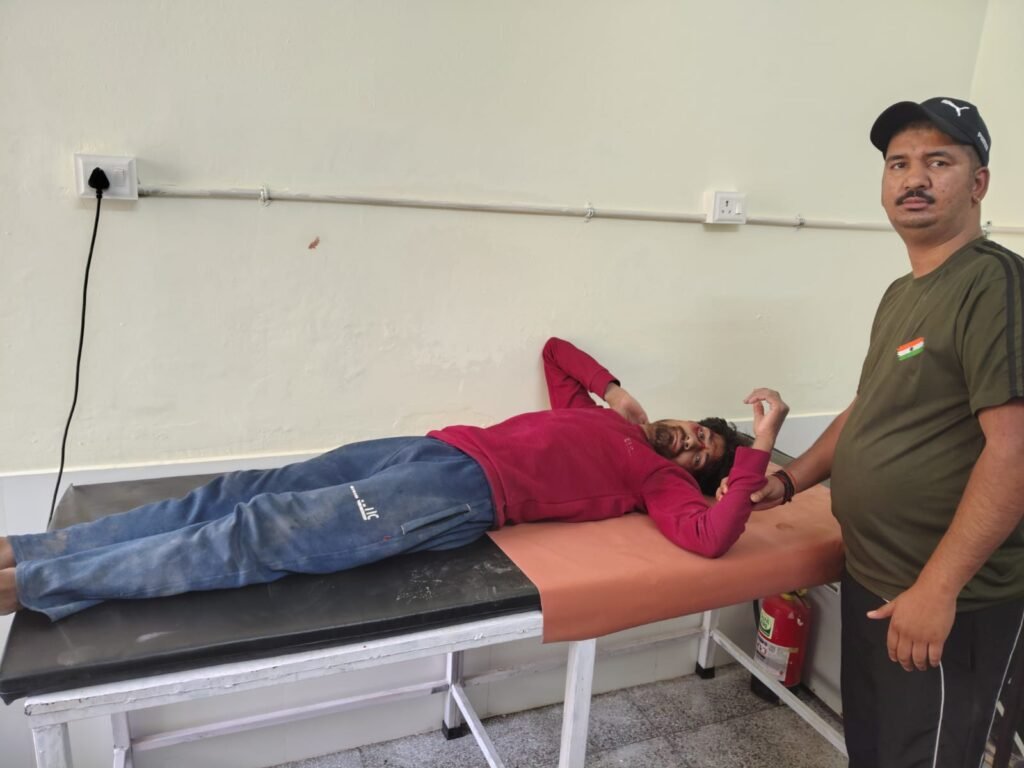 फार्मासिस्ट भास्कर ने सड़क किनारे पड़े घायल मजदूर की बचाई जान।