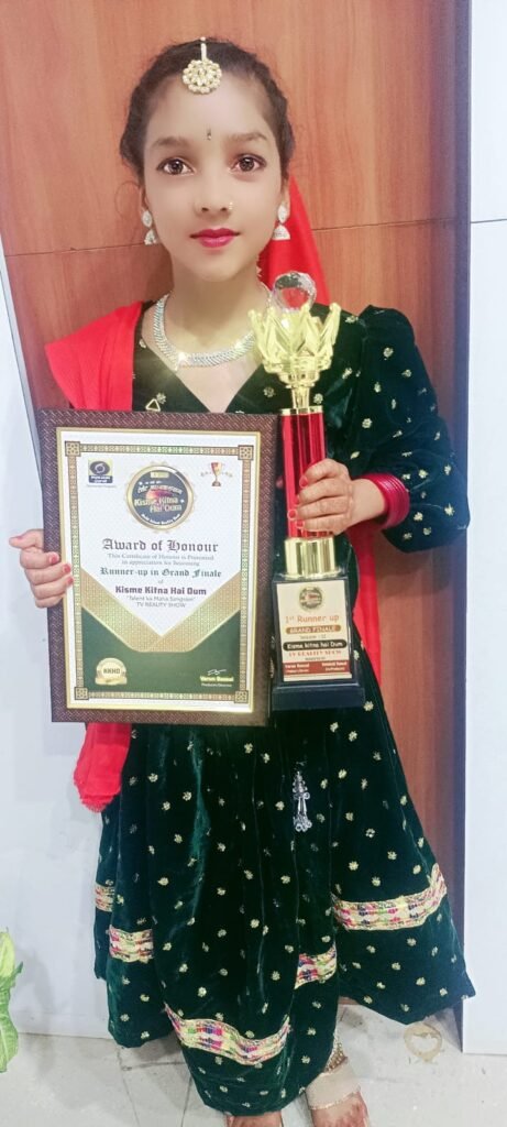 रानीखेत के गांव की बेटी कशिश बिष्ट ने डांस चंडीगढ़ में प्रतियोगिता में जीता फर्स्ट रनर अप का पुरुस्कार।