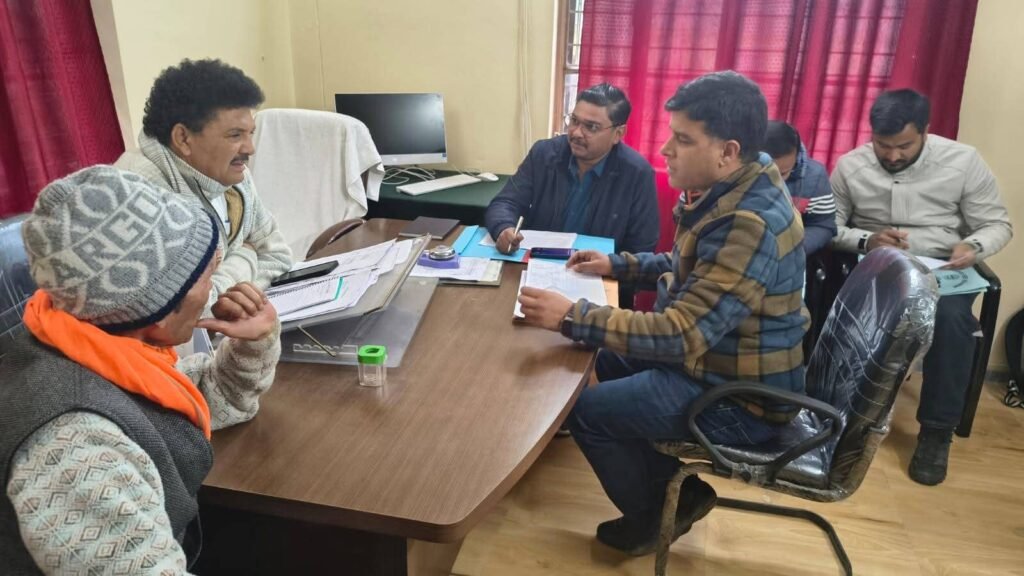 जनसमस्याओं के समाधान के लिए विधायक डॉ. प्रमोद नैनवाल ने ली अधिकारियों की समीक्षा बैठक।