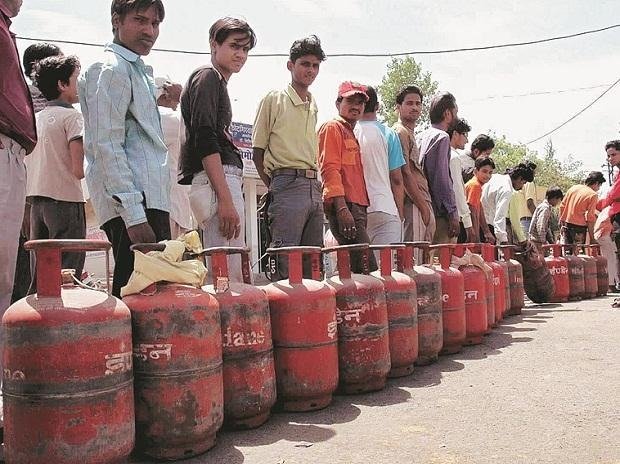 अल्मोड़ा में गैस वितरण के लिए एक दिन पहले जारी हो रही है नामों की सूची, बिना नाम आये नहीं मिलेगी गैस।