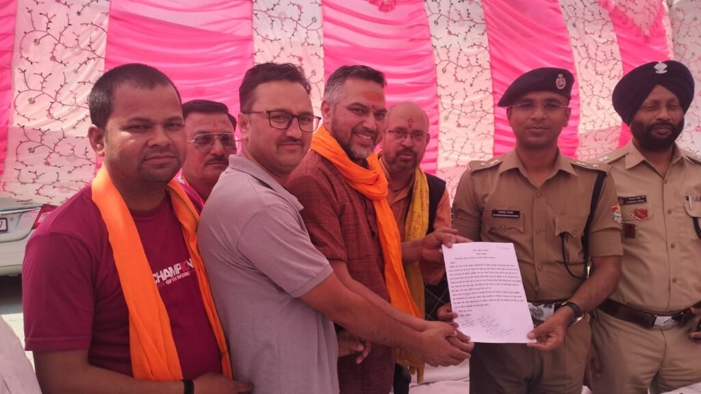 “गो सम्मान आह्वान अभियान” में विश्व हिंदू परिषद ने ज्ञापन सौंप कर गो रक्षा और बाहरी लोगों के सत्यापन की मांग।