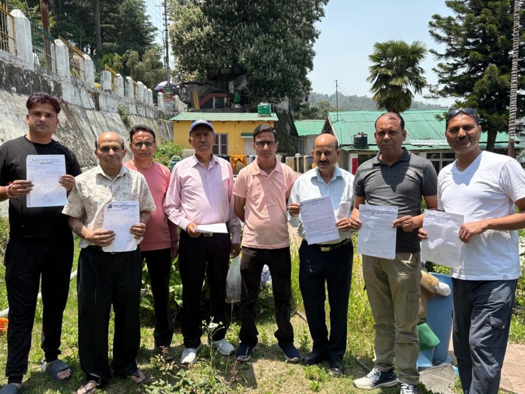 अनियंत्रित ऑनलाइन दवा बिक्री के विरोध में रानीखेत में बंद रहे सभी मेडिकल स्टोर।