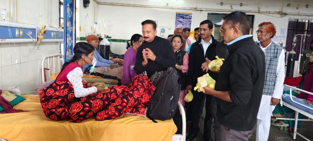स्व. पूरन माहरा की पुण्यतिथि पर कांग्रेस कार्यकर्ताओं ने फल बांटे, पूरन माहरा के आदर्शो को किया याद।