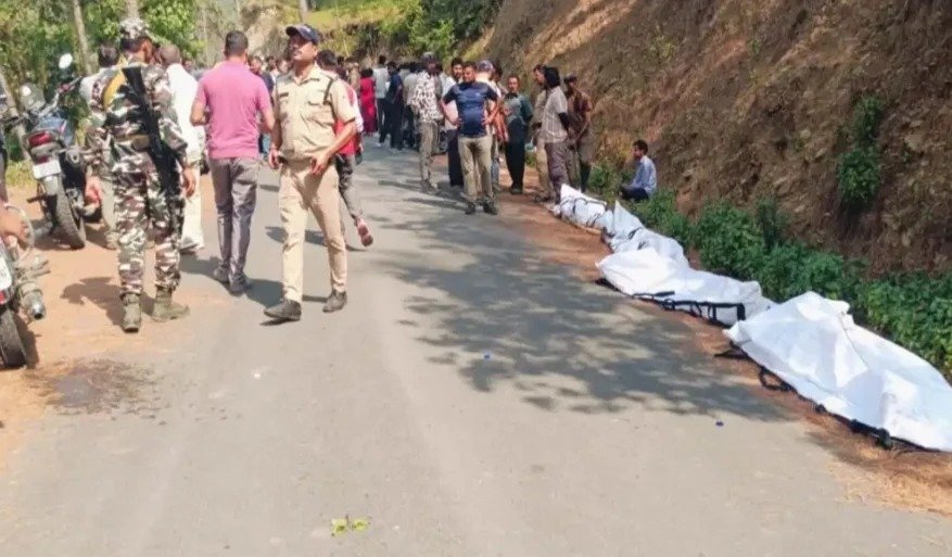 भवाली के पास सड़क हादसे में ख़तम हो गया पूरा परिवार पति पत्नी बच्चों समेत पांच की मौत।