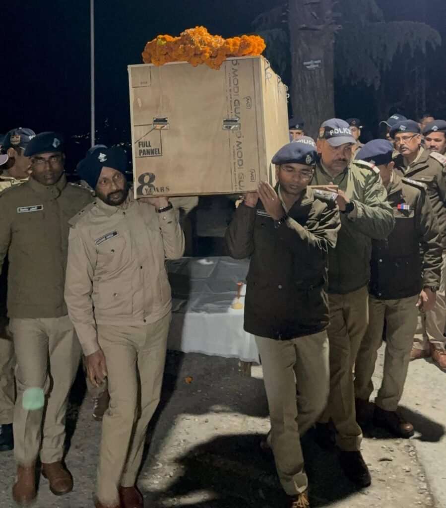 सड़क दुर्घटना में मृतक जवान को एसएसपी सहित पुलिस बल द्वारा कोतवाली रानीखेत में दी गयी श्रद्धाजंलि।