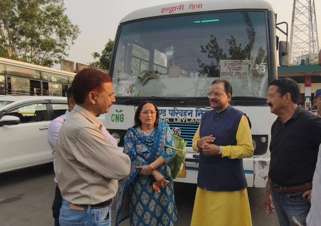 सांसद अजय भट्ट रोडवेज बस से पहुंचे दिल्ली, प्रधानमंत्री की ईंधन संरक्षण अपील का किया आह्वान।