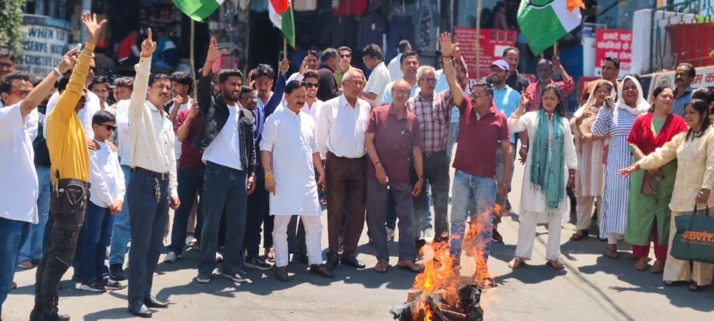 पेट्रोल, डीजल, गैस की कीमतों और NEET पेपर लीक के विरोध में माहरा के नेतृत्व में फूँका केंद्र सरकार का पुतला।