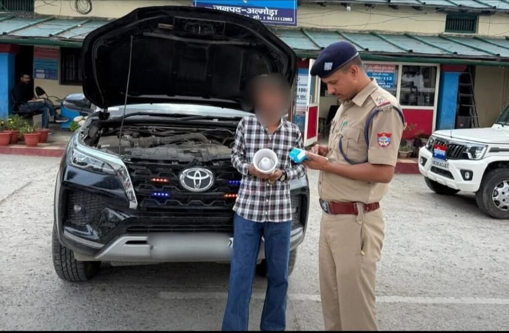 ऑपरेशन प्रहार: रानीखेत पुलिस की सख्ती, फॉर्च्यूनर से अनाधिकृत हूटर-लाइट हटे