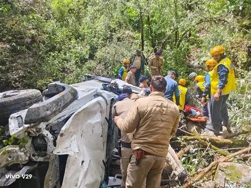 नैनीताल के पाइन्स में थार गिरी खाई में गिरी, हल्द्वानी निवासी एक युवक की मौत; दो घायल।