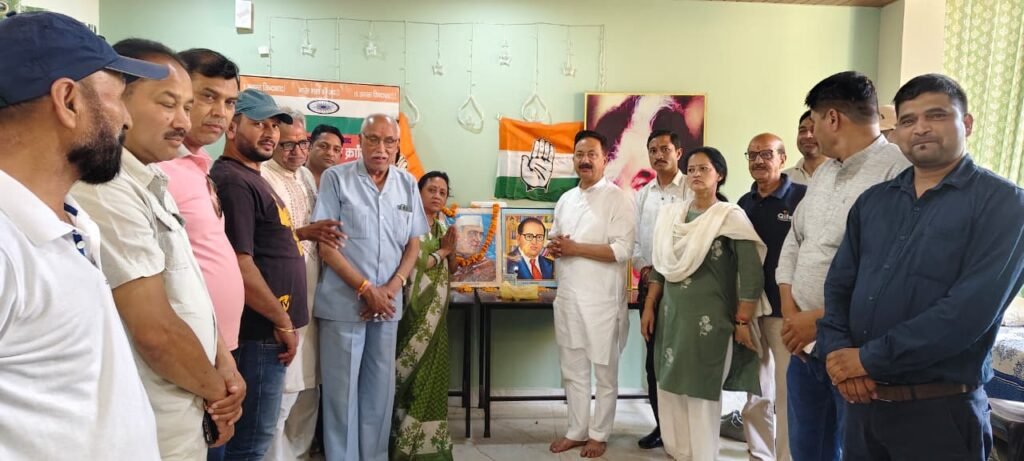 रानीखेत में नेहरू जी की पुण्यतिथि पर कांग्रेस ने पुष्पांजलि अर्पित कर श्रद्धांजलि दी।