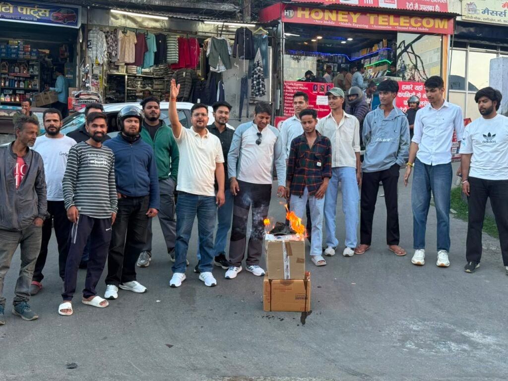 उदयनिधि स्टालिन के सनातन धर्म वाले बयान के खिलाफ भाजयुमो रानीखेत ने पुतला दहन किया।