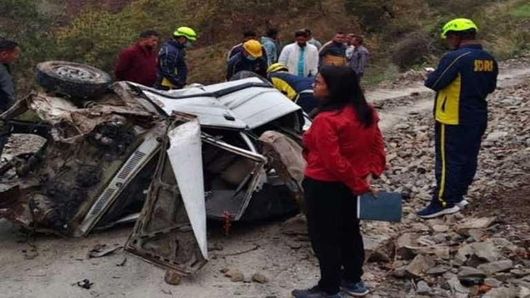 भिकियासैण चमड़खान रोड पर वाहन खाई में गिरा, 3 की मौत, विधायक ने राहत पहुंचाने के निर्देश दिए।