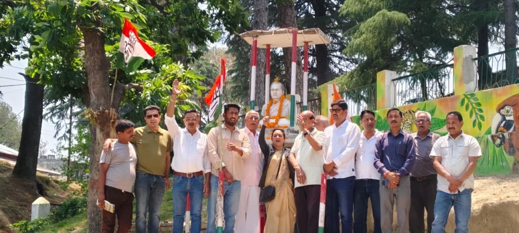 रानीखेत में राजीव गांधी की पुण्यतिथि पर श्रद्धांजलि सभा का आयोजन,  पूर्व मुख्यमंत्री बी सी खंडूरी को भी गयी श्रद्धांजलि।