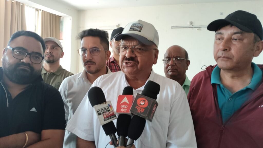 कैंची धाम में भीषण जाम से रानीखेत पर्यटन प्रभावित; होटल व्यवसायियों ने आंदोलन की चेतावनी।