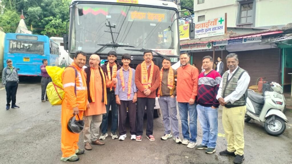 बजरंग दल के शौर्य प्रशिक्षण वर्ग के लिए रानीखेत से हरिद्वार रवाना हुआ प्रशिक्षणार्थियों का दल।