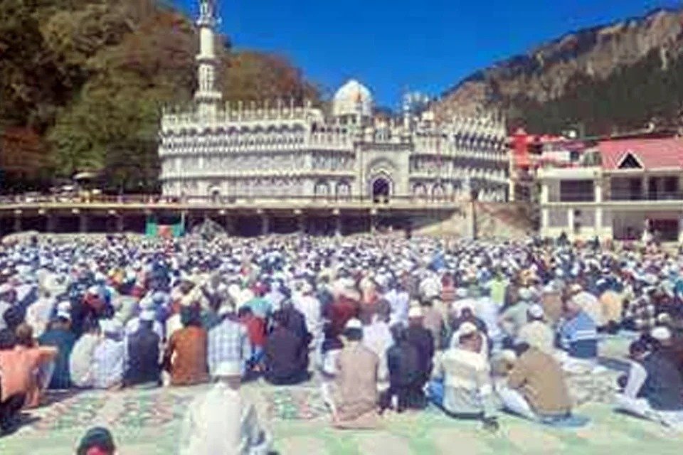 नैनीताल में जिला प्रशासन को लगा झटका, हाईकोर्ट ने फ्लैट्स मैदान में ईद की नमाज़ की अनुमति दी।