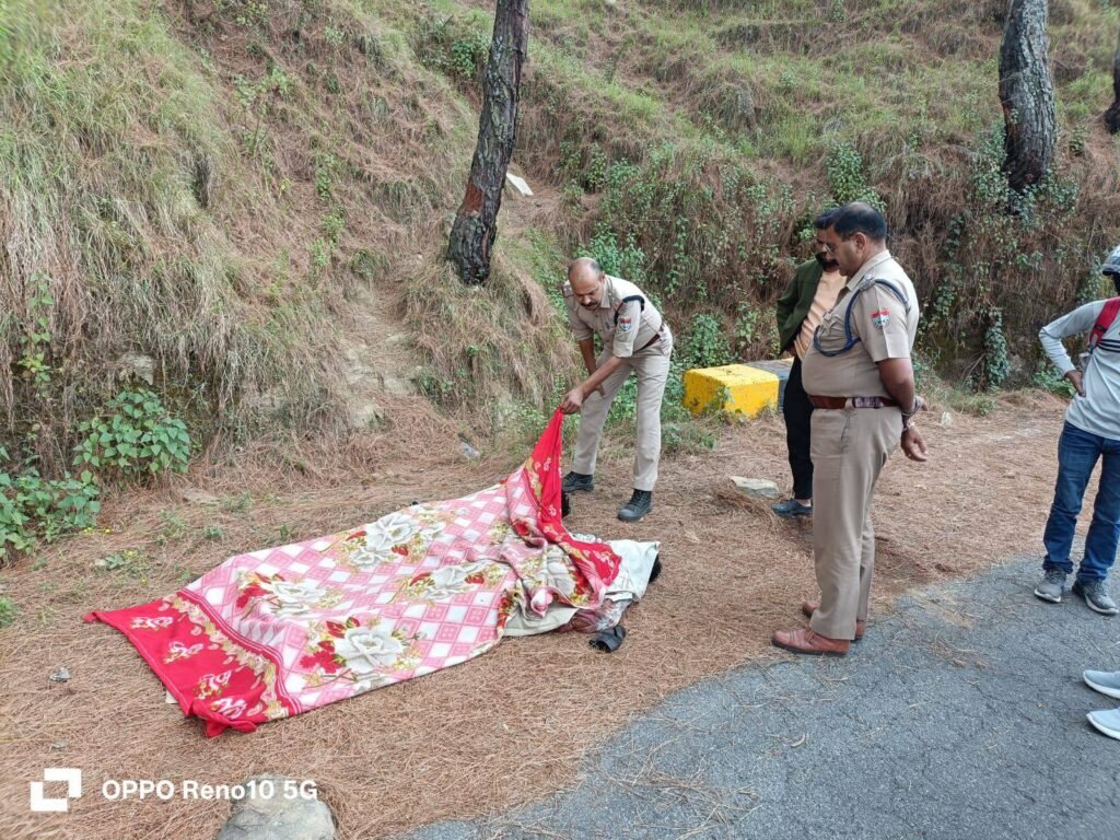 अल्मोड़ा में ट्रेक्टर ट्राली खाई में गिरी, दर्दनाक हादसे में गई दो की जान।