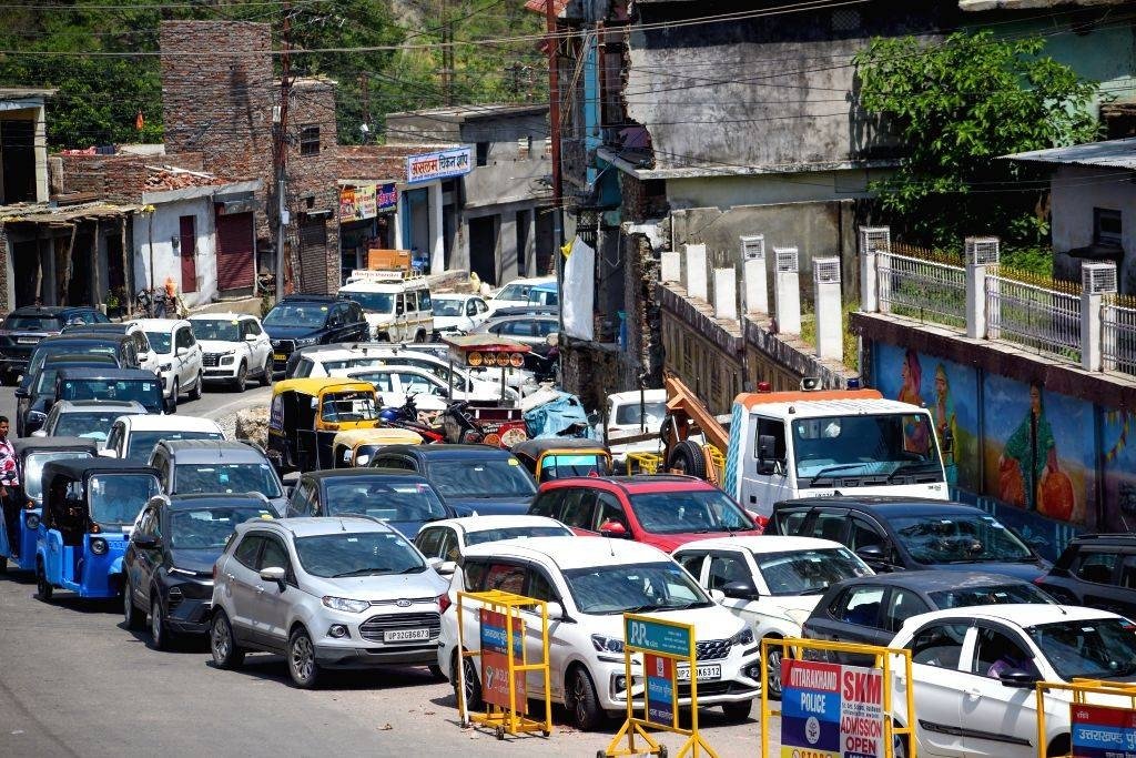 सारी हदें हुयी पार : हल्द्वानी से रानीखेत 11 घंटे में पहुंची केमू की बस। द्वाराहाट, चौखुटिया और अन्य ग्रामीण क्षेत्र के निवासियों ने बस में बितायी रात।