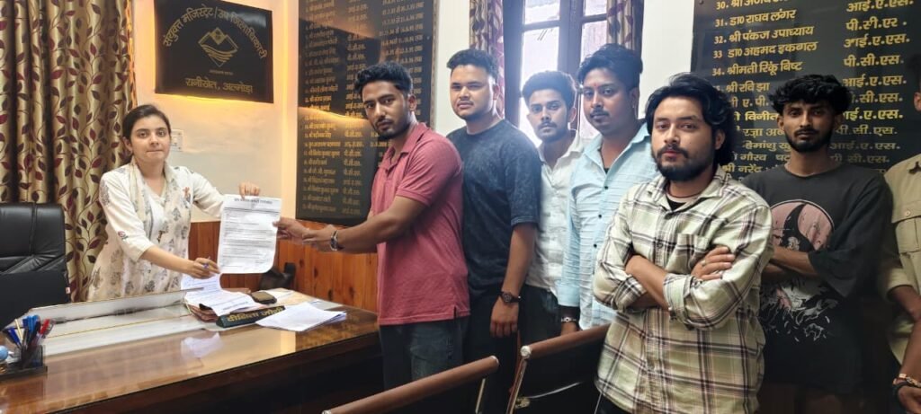 रानीखेत से दिल्ली – बसों की कमी से चढ़ा युवा कांग्रेस का पारा, ज्ञापन सौंप अतिरिक्त बस सेवा की मांग।