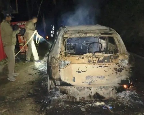 क्लच ने काम करना बंद किया तो कार से उतरे तीन वाहन सवार, कुछ ही पलों में कार बन गयी आग का गोला।