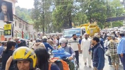 नैनीताल में जल संस्थान के बेकाबू ट्रक ने दो महिला पर्यटकों को कुचला, मां-बेटी की हालत नाजुक