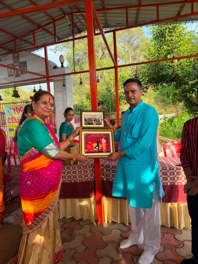 योग दिवस पर रानीखेत के ऐरोड में हुआ कार्यक्रम, एसएसबी के से०नि० सहायक सेनानायक दीप पांडे रहे मुख्य अतिथि, 70+ वर्षीय योगा मैडम गांव में नियमित रूप से करवाती हैं योगाभ्यास।