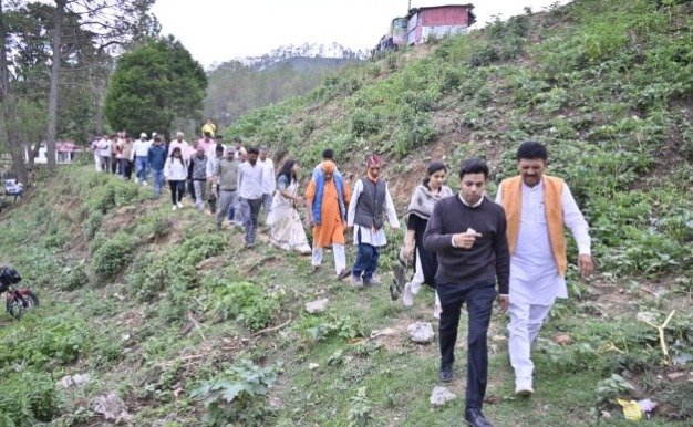 जिलाधिकारी पहुंचे ताड़ीखेत : बस टर्मिनल व रोडवेज वर्कशॉप के निर्माण में आएगी तेजी, रोड निर्माण के लिए ध्वस्त किया जायेगा पुराना भवन।