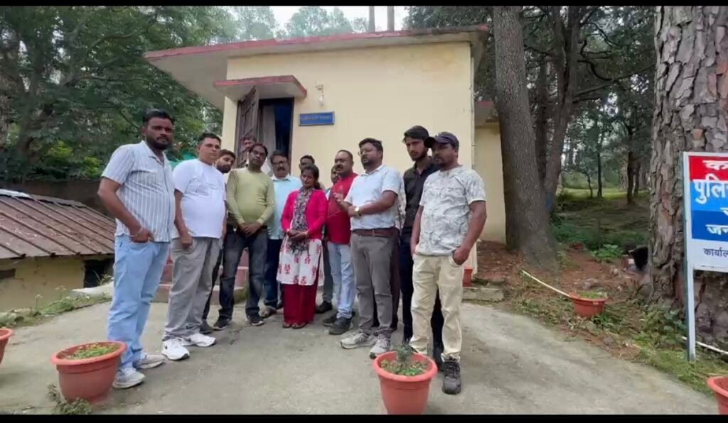 आपत्तिजनक वीडियो मामले में दुर्गा देवी ने रानीखेत पहुंच कर वाल्मीकि समुदाय से मांगी माफ़ी।