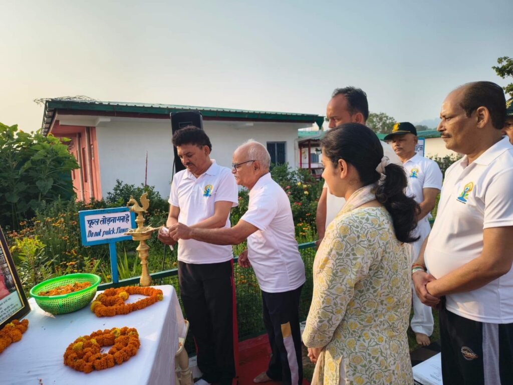 योग दिवस पर हैड़ाखान मंदिर में हुआ कार्यक्रम का आयोजन, 150 से अधिक योग साधकों ने भाग लिया।