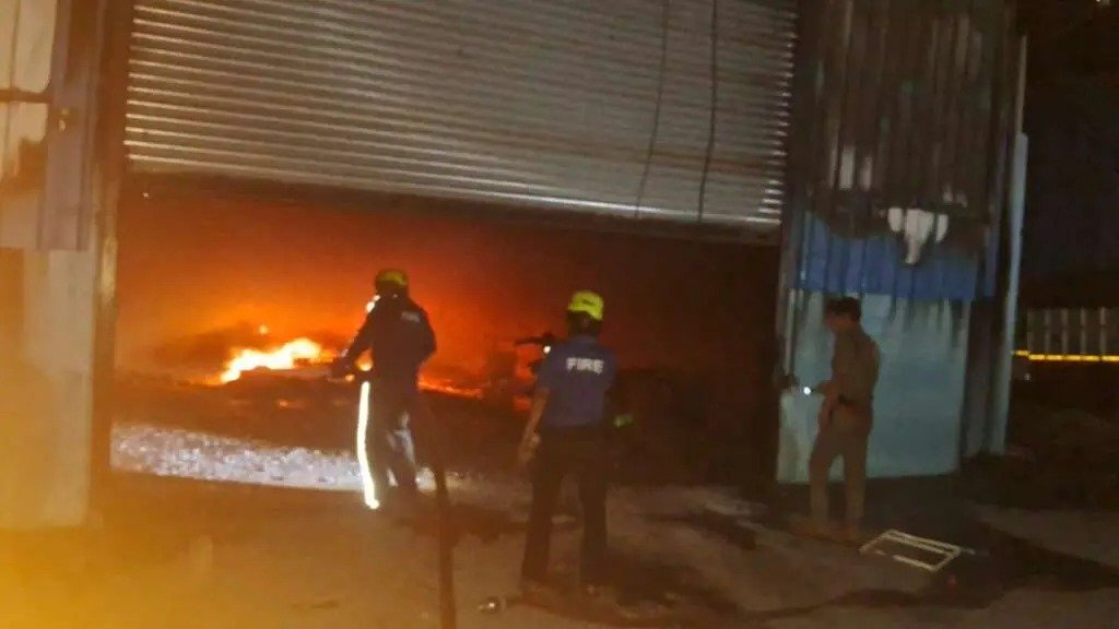 हल्द्वानी में अमेज़न डिलीवरी स्टोर में भीषण आग, शटर बंद होने से दो कर्मचारियों की जलकर मौत