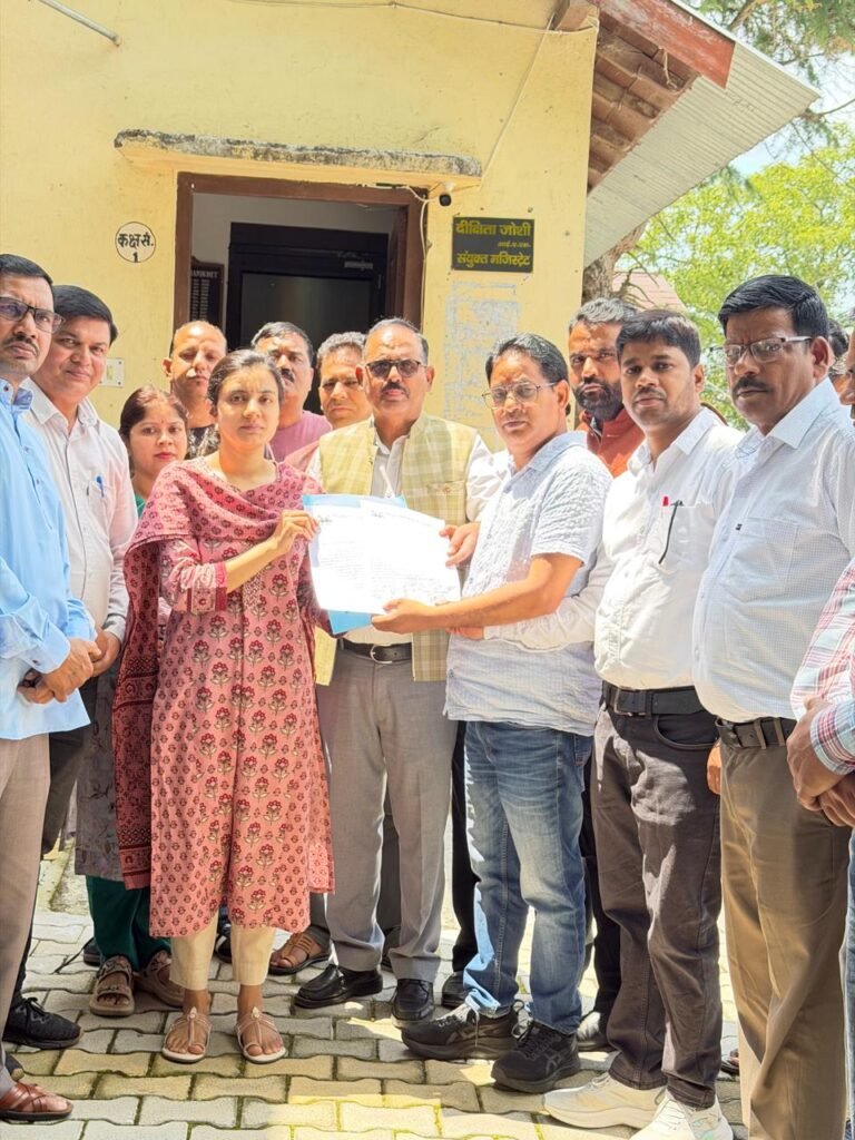 केतन लाल हत्या प्रकरण के विरोध में रानीखेत में मूल निवासी संघ ने ज्ञापन सौंपा, विशेष न्यायालय का गठन करने की मांग।