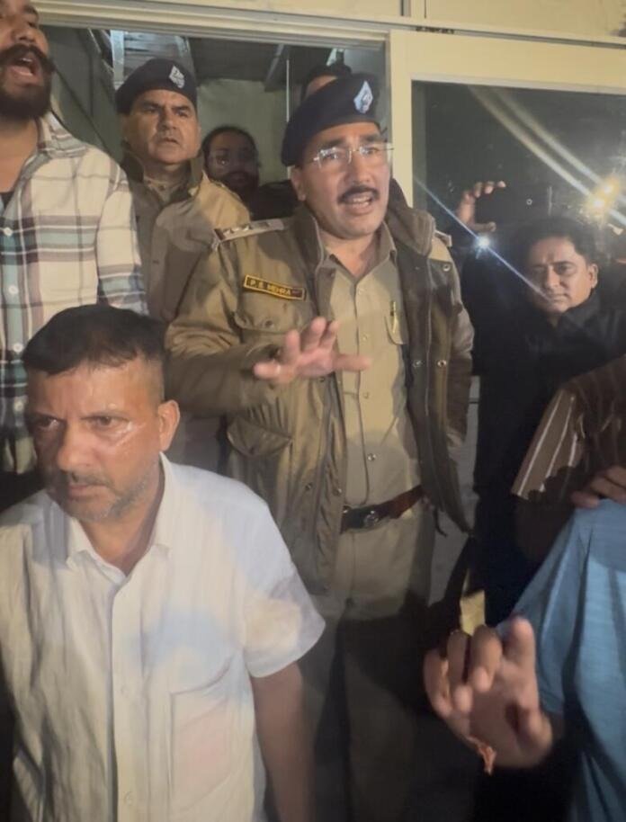 कैंचीधाम मेले में तैनात दो पुलिसकर्मियों पर होम स्टे मालिक की बेटी से छेड़खानी का आरोप, जांच में शराब के सेवन की पुष्टि हुई, मुक़दमा दर्ज, हिरासत में लिए गए। देखिये वीडियो।