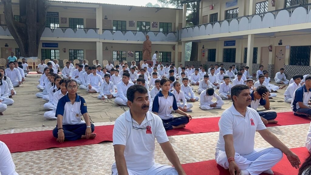 आर्मी पब्लिक स्कूल, रानीखेत में अंतरराष्ट्रीय योग दिवस धूमधाम से आयोजित हुआ।