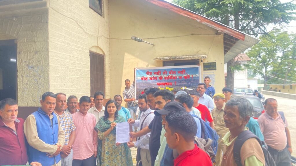रोड नहीं तो वोट नहीं – एरोली के ग्रामीणों का सरकार और जनप्रतिनिधियों से उठा भरोसा, मुख्यमंत्री को भेजा ज्ञापन।