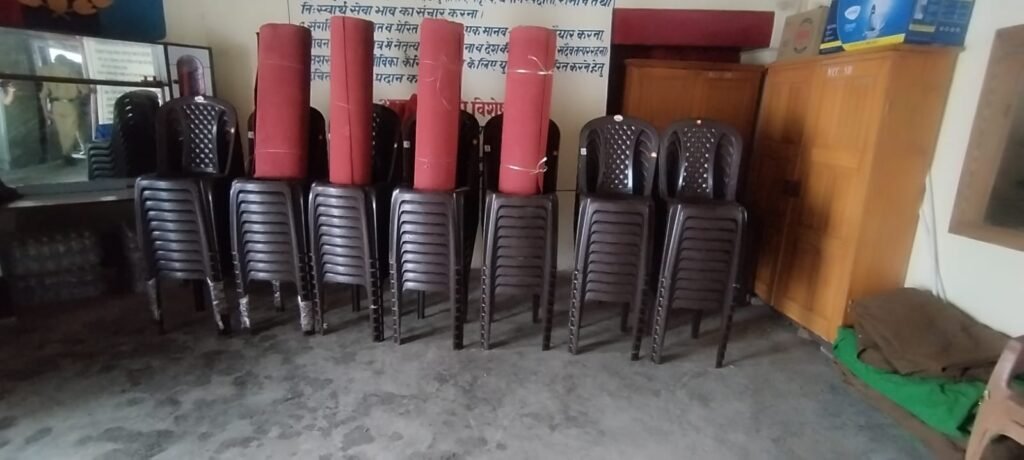 विकास पंत ने रानीखेत मिशन इंटर कॉलेज को वाटर फिल्टर, कुर्सियाँ, दरी तथा अन्य आवश्यक वस्तुएँ भेंट की।