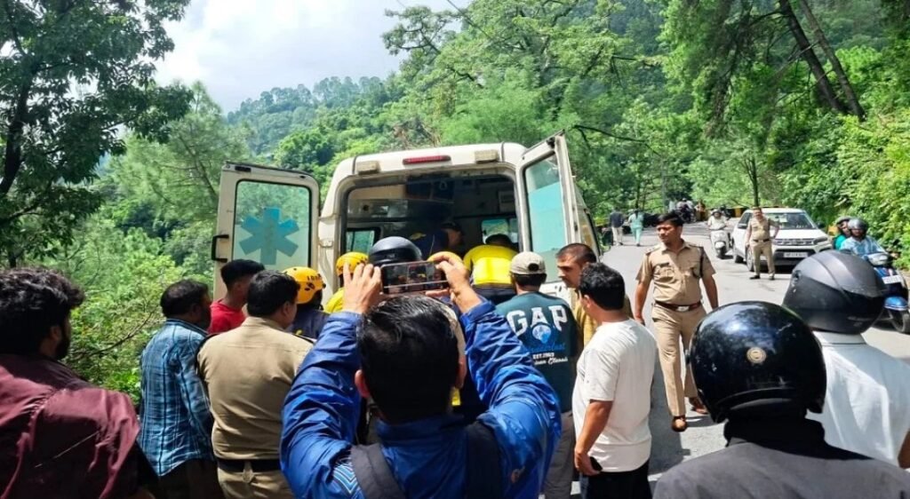 नैनीताल से हल्द्वानी जा रही टवेरा खाई में गिरी; छह पर्यटक समेत चालक गंभीर घायल।