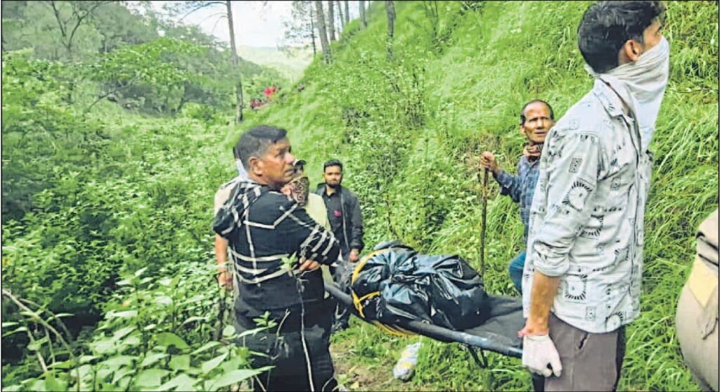 रानीखेत से लापता वृद्धा का शव गांव से 1 किमी दूर मिला, दोनों हाथ-पैर न होने से गुत्थी उलझी, पोस्टमॉर्टम में भी नहीं हुआ मौत के कारणों का खुलासा।
