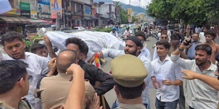 हल्द्वानी में निकाली गयी शिक्षा मंत्री धर्मेंद्र प्रधान की शव यात्रा, पुलिस से झड़प, माहौल गर्माया।