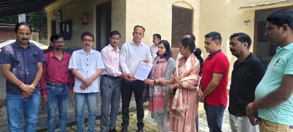 लोक निर्माण विभाग कार्यालय रानीखेत से शिफ्ट करने के प्रस्ताव पर चढ़ा कांग्रेस का पारा। कांग्रेस ने प्रस्तावित कदम को जनविरोधी करार दिया.