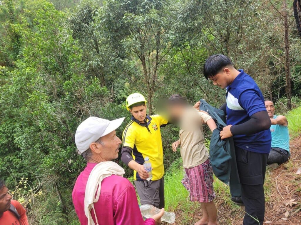 रानीखेत से लापता युवती 6 दिन बाद घने जंगल से हुई बरामद, पुलिस ने रेस्क्यू कर अस्पताल में भर्ती कराया। पुलिस व एसडीआरएफ की संयुक्त रेस्क्यू टीम ने बचाई जान।
