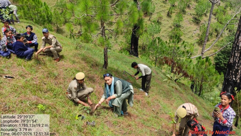 मजखाली में मनाया गया वन महोत्सव, पूर्व महिला आयोग उपाध्यक्ष ज्योति साह रही मुख्य अतिथि।