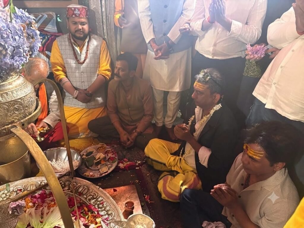 बॉलीवुड कॉमेडी किंग राजपाल यादव ने जागेश्वर पहुंच की पूरा अर्चना, हेमंत पांडेय रहे साथ।